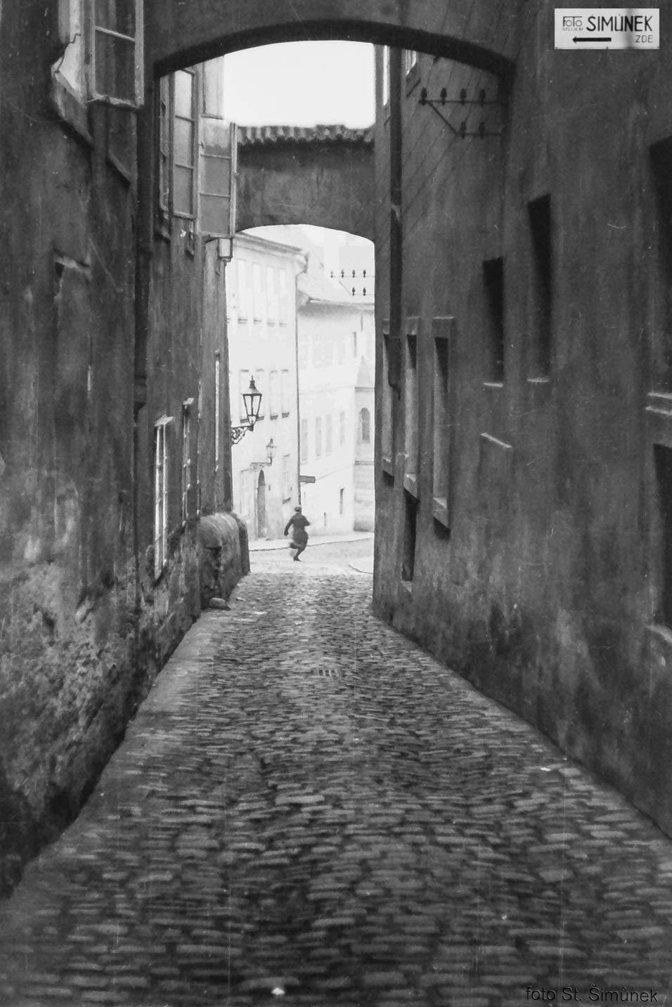 Patrně naaranžovaný snímek z&nbsp;Thunovské ulice. Stanislav Šimůnek (1931, ič. 3152).